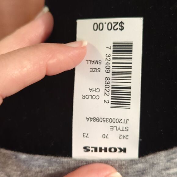 💜5/$25 nwt small Disney Mickey mouse v-neck t-shirt - Picture 4 of 4